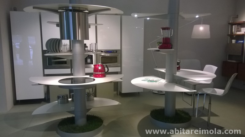 cucina disabile handicap innovazione italiana tecnologia meccanica cucine imola arredamento bianca isola salone del mobile milano