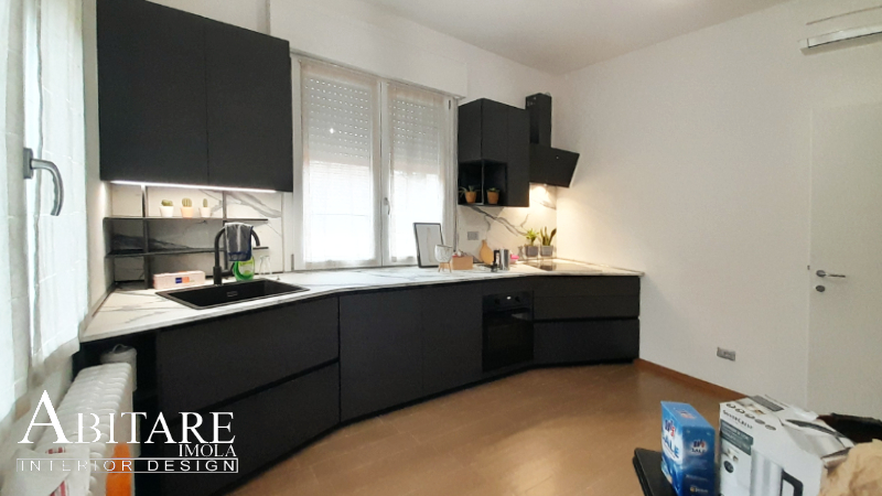 cucina nera sottofinestra snaidero abitare imola bologna senza maniglia illuminazione led arredare casa