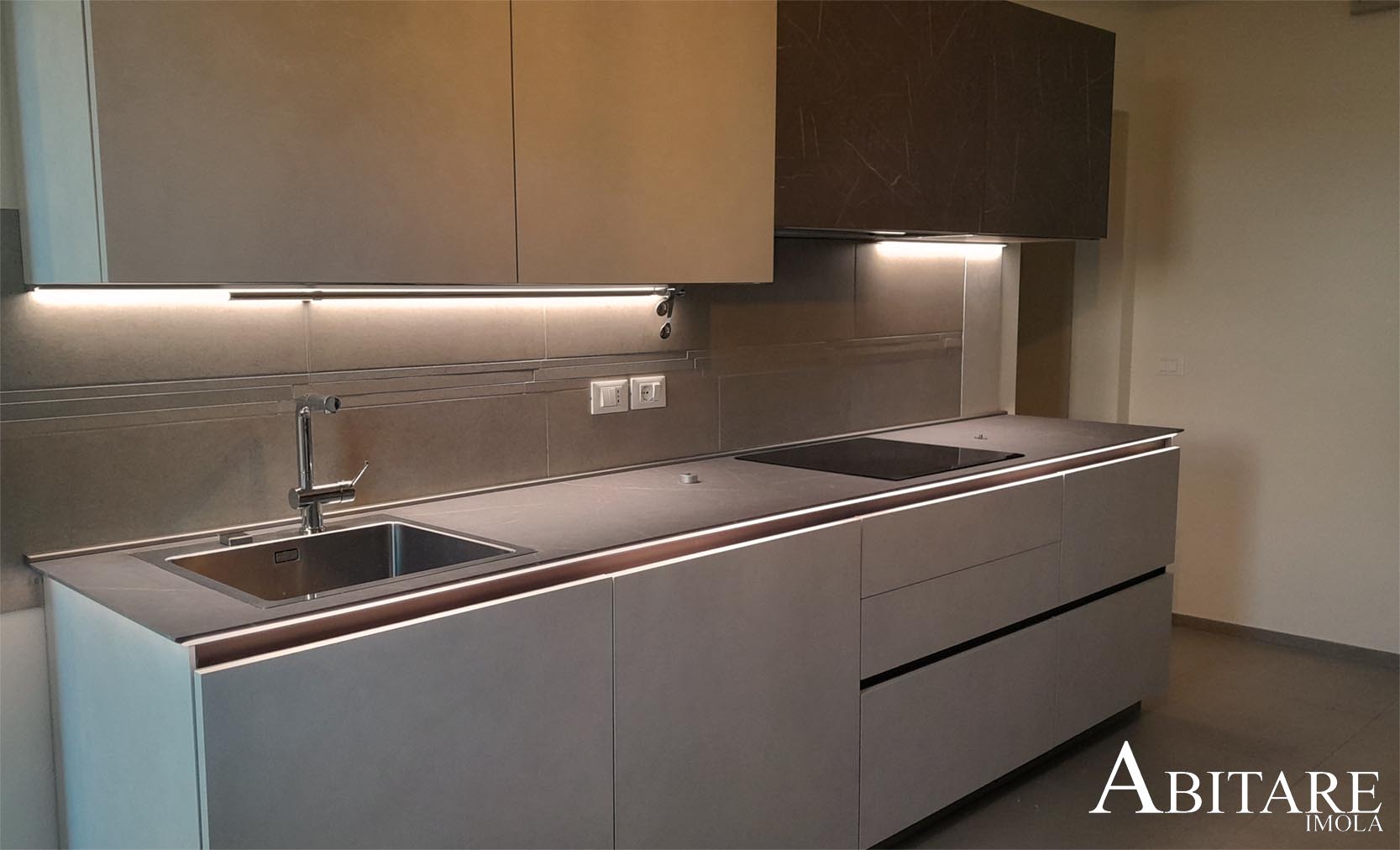 cucina arredamento imola bologna piano luci led effetto pietra laminato botticino lavello franke acciaio tavolo romagnolo esistente snaidero abitare arredo interior design