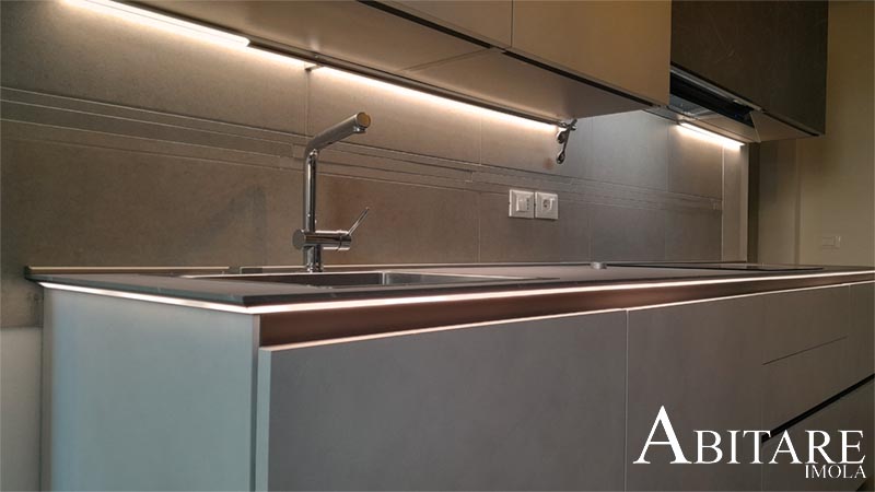 cucina arredamento imola bologna piano luci led effetto pietra laminato botticino lavello franke acciaio tavolo romagnolo esistente snaidero abitare arredo interior design