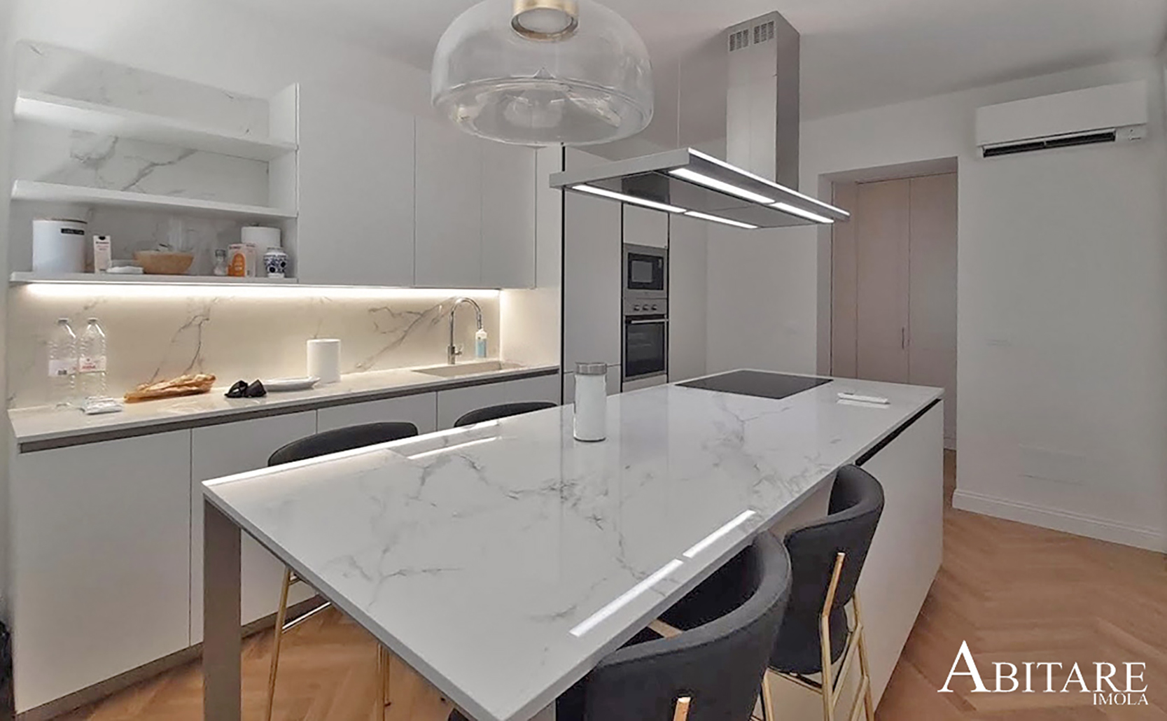 arredamento imola cucina bianca lucida effetto marmo bologna progettazione kitchen lugo riolo terme pavimento parquet sgabelli calligaris schienale para schizzi arredare