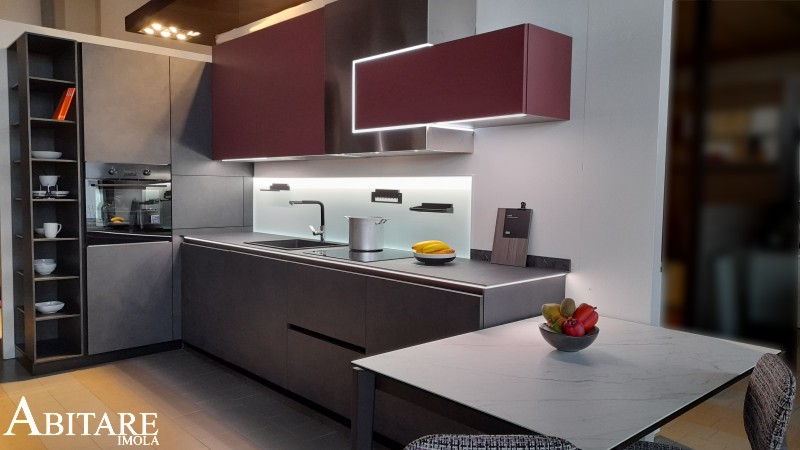 abitare imola cucina snaidero antracite look interior design arredamento arredare casa cucine tavolo marmo schienale luminoso