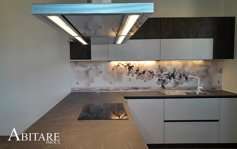 arredamento bologna imola snaidero schienale fiori laminato effetto marmo penisola cappa induzione bicolore made in italy