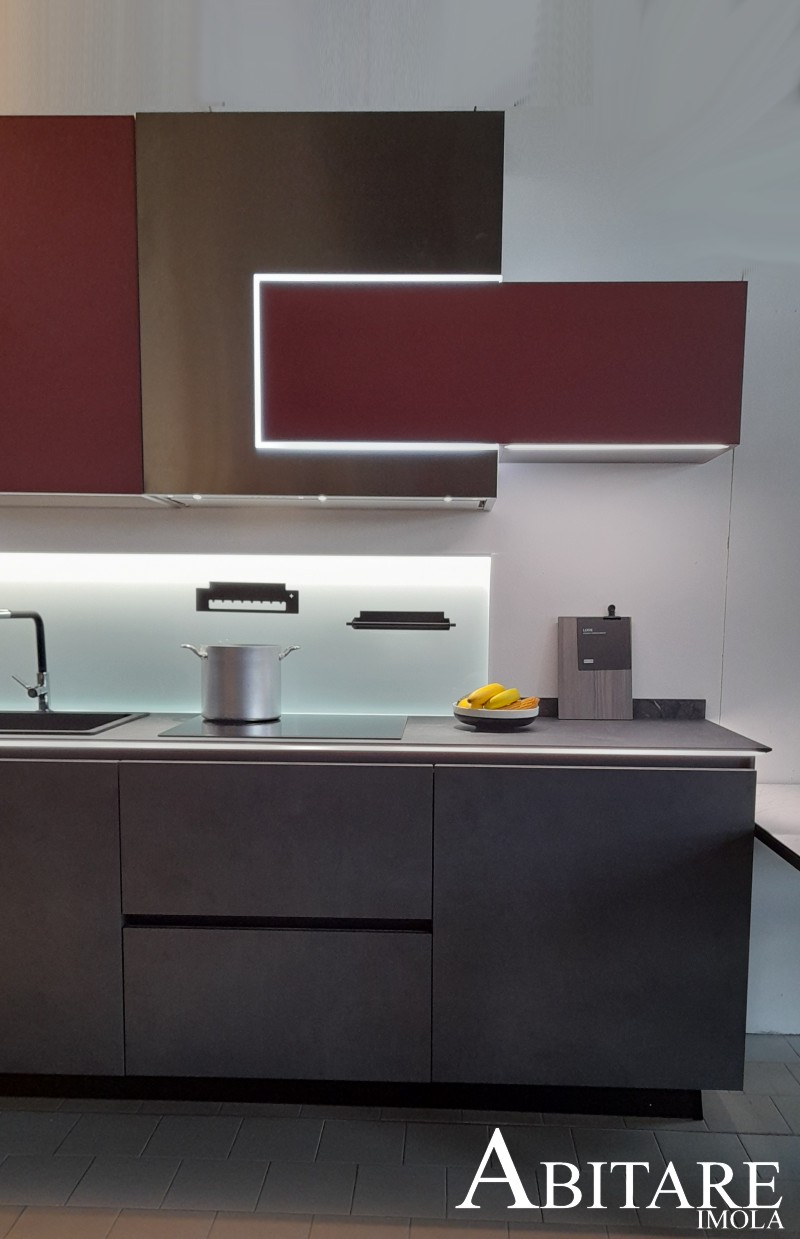 arredare casa abitare imola cucine snaidero piano aria schienale magnetolab illuminato luci led cappa inox induzione antracite interior design