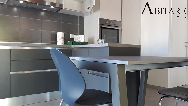 arredare casa imola cucina senza maniglia cucine moderna antracite tavolo sedie calligaris grigio bologna fontanelice casal fiumanese cappa integrata luci led