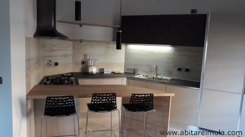 arredare casa stile piano snak hpl cucina moderna resina oikos cucine imola bologna faenza castel bolognese kitchen cappa elica sweet angolo cottura open space