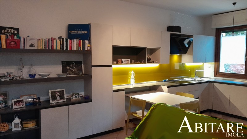 arredare open space cucina e soggiorno joy snaidero pannello coollors schienale libreria induzione cappa no drip