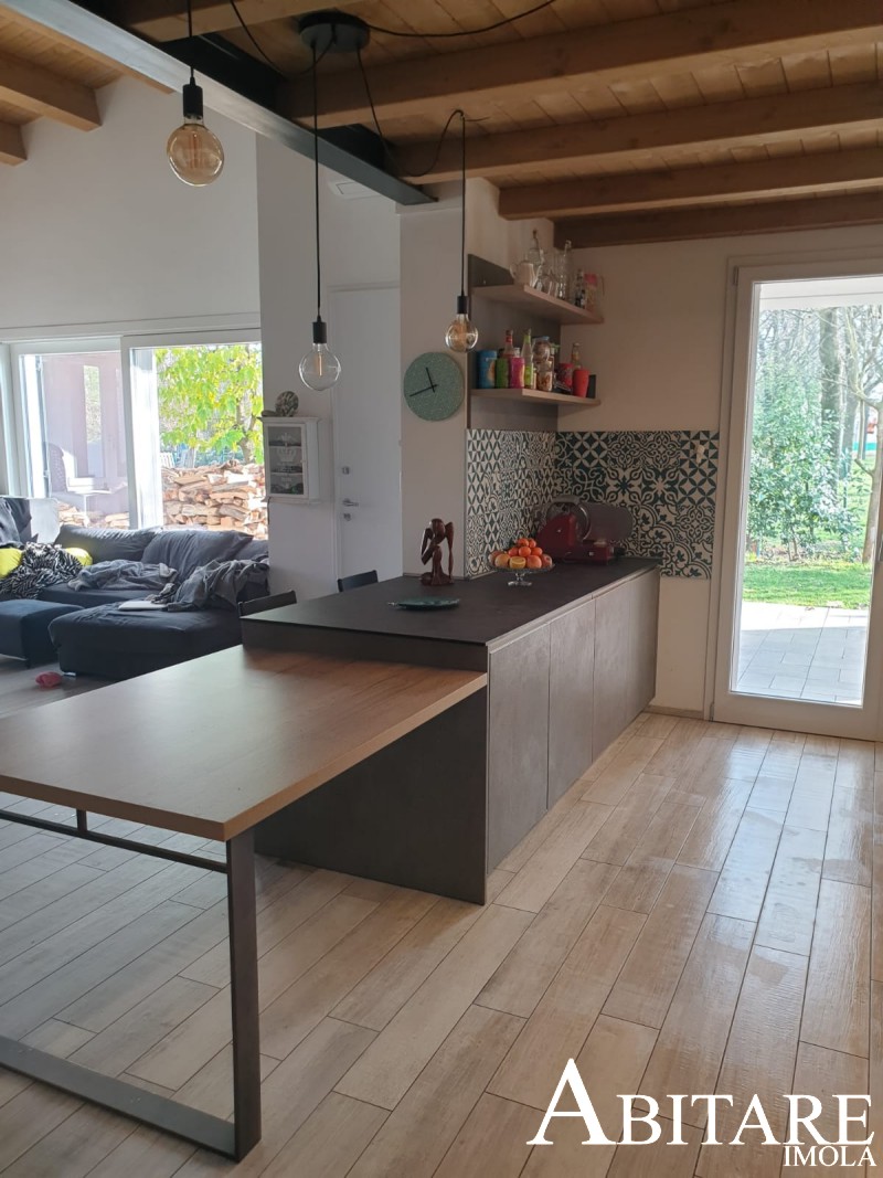arredare open space interior design imola arredamento imola pavimento travi legno cucina moderna antracite