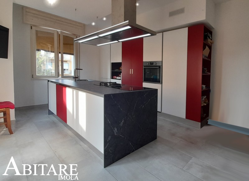 cucina bianca rossa armadio attrezzato isola centrale piano ceramica laminam interior design imola arredamento bologna faenza castel bolognese oikos cucine