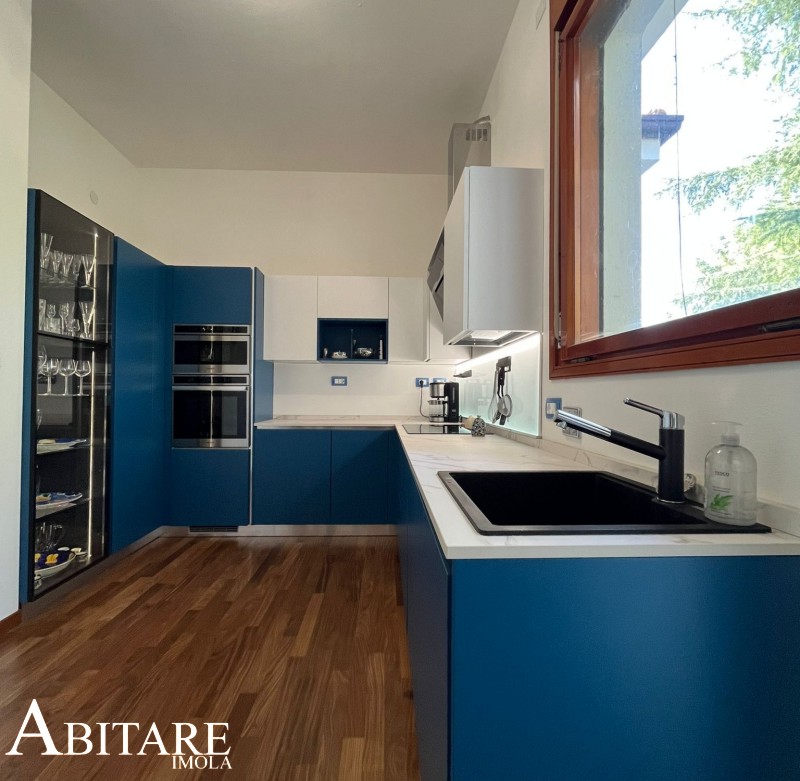 cucina blu interior design arredare casa abitare imola vetrinetta bologna faenza ozzano dekton schienale magnetolab