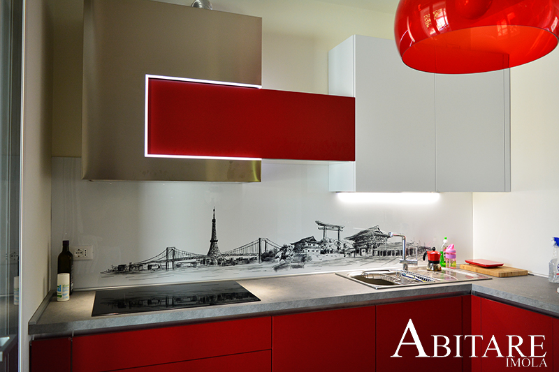 cucina cappa acciaio induzione schienale bordeaux bianco lucido laminato rosso arredare arredamento imola lugo bologna reda faenza