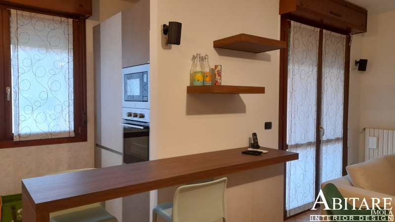 cucina con banco snack colazione arredare casa noce resina penisola sgabelli