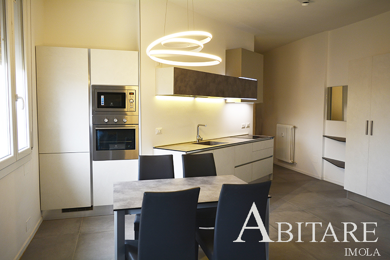 cucina con colonne in nicchia oikos cucine moderna senza maniglia lavello integrato piano induzione bologna interior design