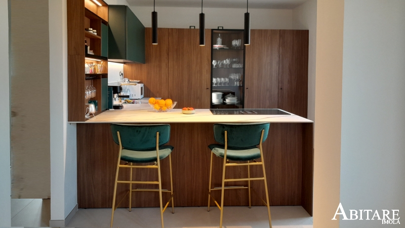 cucina imola arredamento faenza bologna snaidero cucine penisola sgabelli top ceramica noce verde oro interior design