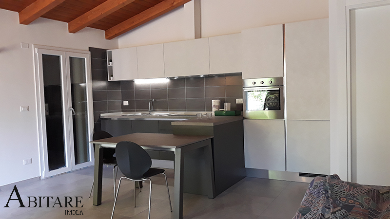 cucina lineare senza maniglia gola penisola e tavolo arredare casa mobilifcio arredamento bologna reda faenza bagnara cucine componibili