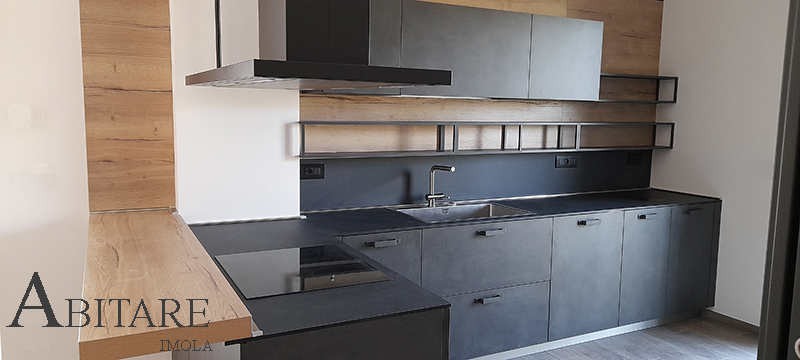 cucina piano induzione filo cappa isola cucine nera antracite effetto cemento arredamento mobilificio imola medicina budrio castenaso snaidero loft arredare casa interior