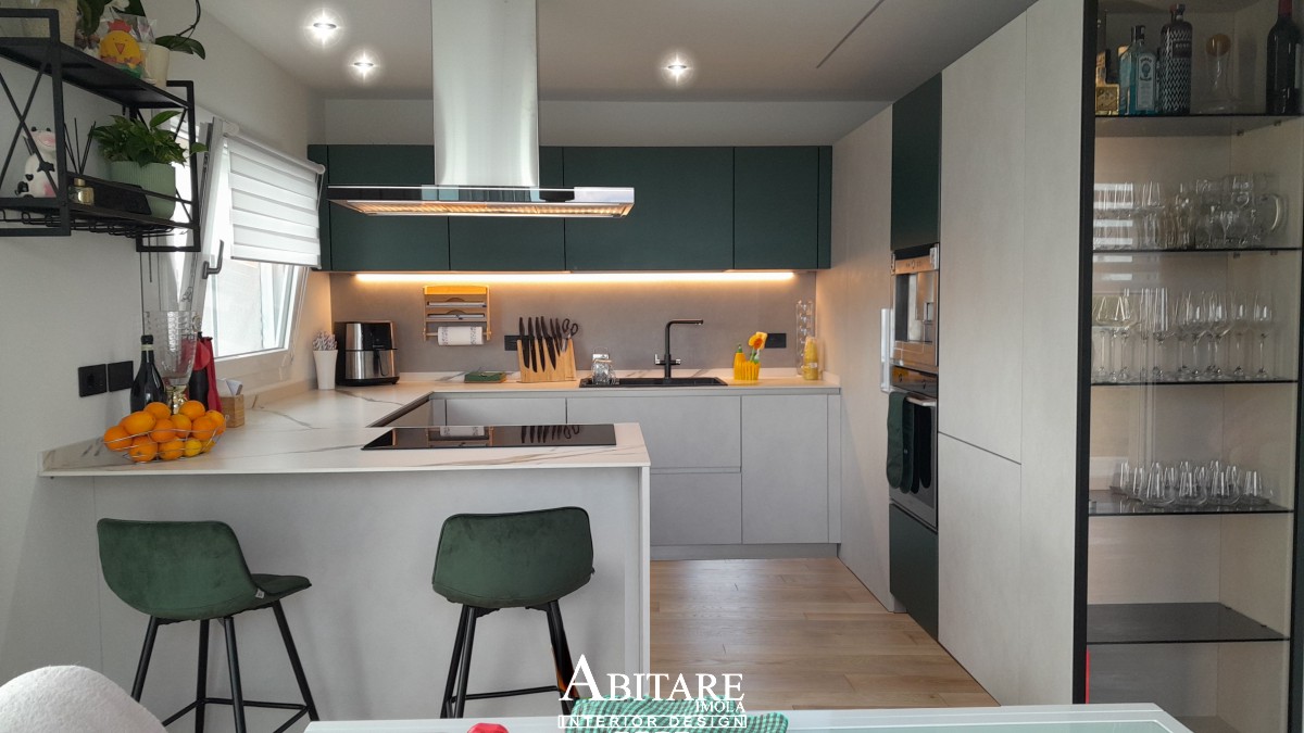 cucina snaidero arredamento imola piano ceramica penisola verde armadiature dispensa vetrinetta
