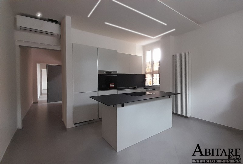 cucine arredamento Abitare imola cucina bianca isola centrale cappa induzione hpl schienale interior design bologna castel bolognese oikos cucine