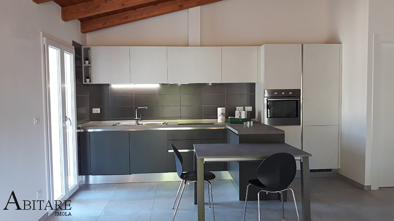 interior design arredamento arredare casa faenza cucina antracite pensisola e tavolo forno in colonna pensili led antracite grigio effetto cemento