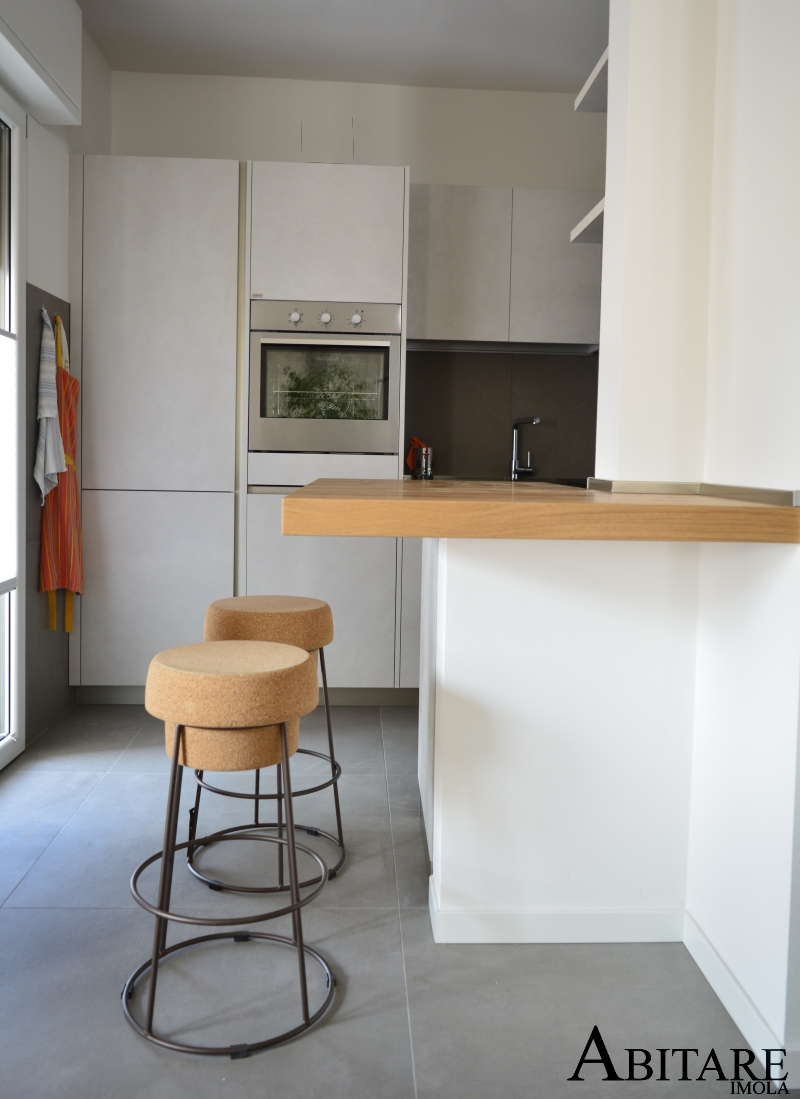 interior design piano snack sgabelli tappo sughero penisola legno snaidero way cucina resina arredare casa arredamento imola bologna provincia faenza ravenna