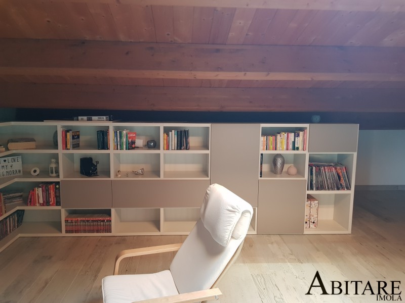 libreria bifacciale interparete mansarda sottotetto zona relax arredare casa arredamento imola fontanelice ozzano castenaso