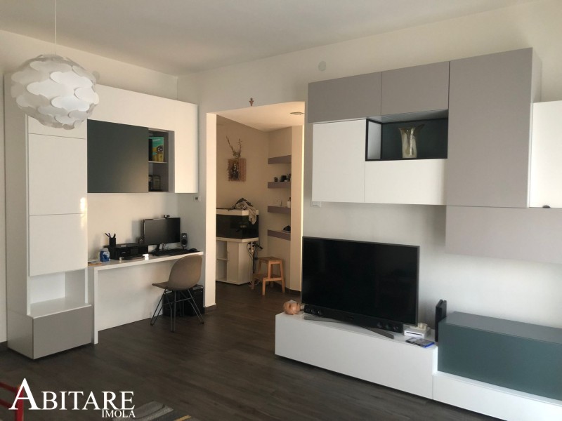 soggiorno angolo scrittoio bianco antracite arredare casa interior design abitare imola