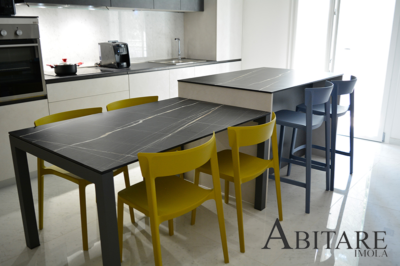 cucina con isola induzione cappa integrata sgabelli arredamento abitare imola cucine moderne casa