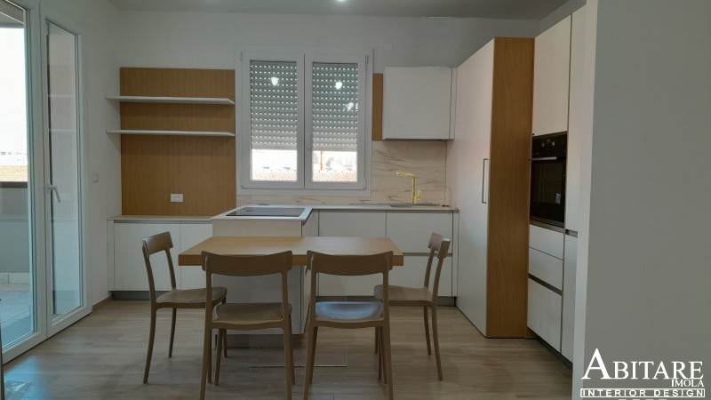 cucina sottofinestra bianca rovere cappa con induzione abitare imola arredamento faenza bologna lugo snaidero cucine