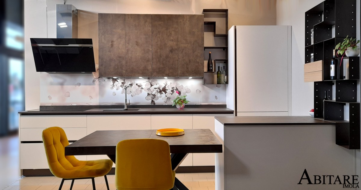 cucina bianca imola interior design arredare casa faenza induzione cappa vetro top dekton