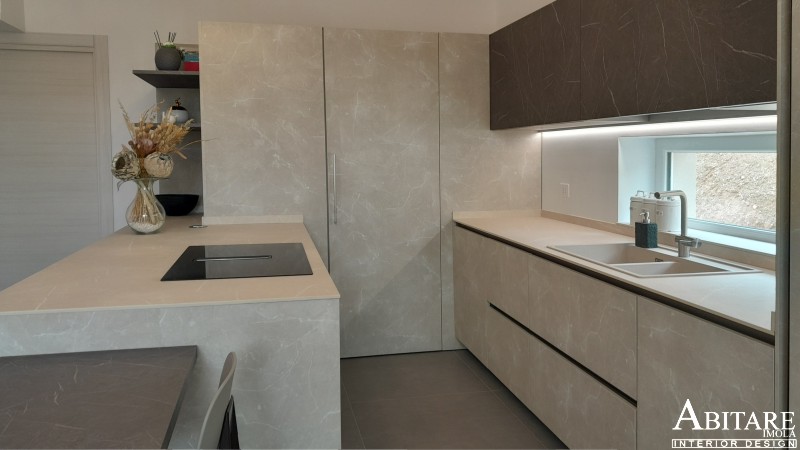 interior design imola arredamento cucina senzamaniglia effetto marmo luci led tavolo penisola