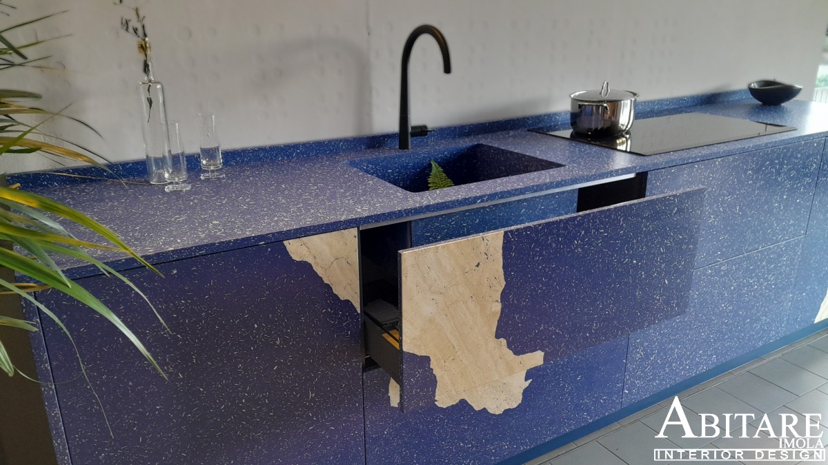 cucina blu arredamento imola cucina cassetto cassettoni estraibilr piano cottura induzione lavello integrato su top cucina travertino canapa hempstone